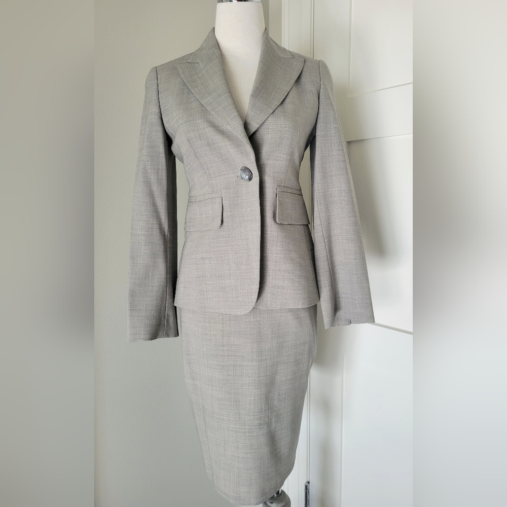 Banana Republic fine Wool light Grey Suit, free matching skirt, 0
